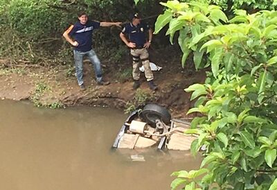 Equipes da Polícia trabalham no arroio Irapuã, onde o carro do casal foi localizado, no arroio Irapuã, em Caçapava do Sul.