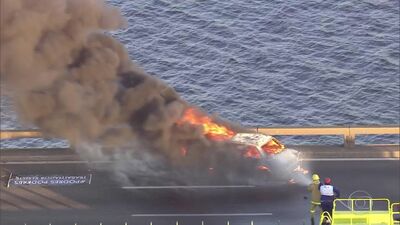 Carro pega fogo na Ponte Rio-Niterói e atrapalha o fluxo de veículos.