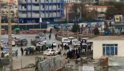 Pessoas permanecem perto do local onde um homem-bomba provocou uma explosão, em Cabul, no Afesganistão, nesta quinta-feira (16)