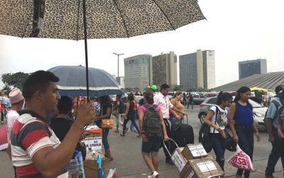 Ambulantes vendem sombrinhas e guarda-chuvas na rodoviária do Plano, no DF
