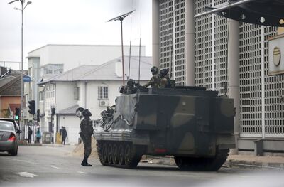 Veículo militar na ruas de Harare, capital do Zimbábue