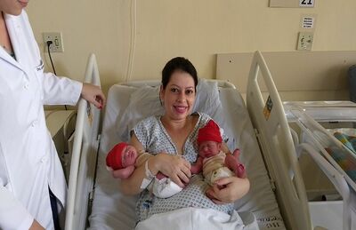 Os gêmeos nasceram com 22 minutos de intervalo, mas o menino em 2017 e a menina em 2018.