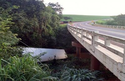 Ponte onde o caminhão caiu fica entre Londrina e Sertanópolis.