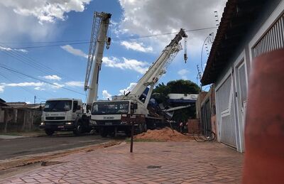 Dois guindastes foram utilizados para retirar o que caiu com piscina sobre residência em Campo Grande MS