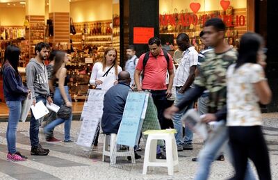 Desemprego: pessoas procuram vagas em São Paulo