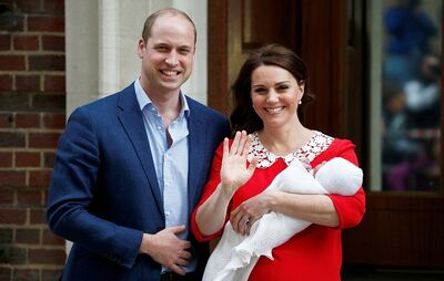 A duquesa de Cambridge Kate Middleton e o príncipe William mostram seu filho recém-nascido à mídia em frente ao Hospital St Mary, no centro de Londres, na Inglaterra