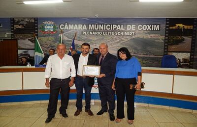 Vereador Careca, o homenageado Junio e seus respectivos pais.