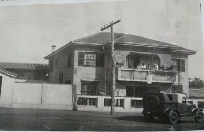 Casarão num registro antigo. A obra foi construída pela firma da família e carrega 72 anos de história.