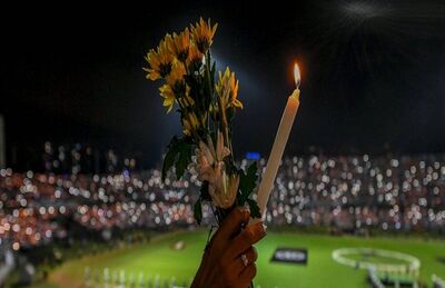 Torcedor durante homenagem de um ano às vítimas do voo, realizada em 2017