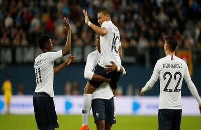 Pogba, Mbappé e Dembéé comemoram um dos gols da França contra Rússia