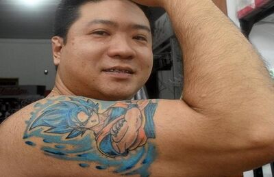 Aos 41 anos de idade, ele realizou o sonho de tatuar um dos personagens que mais marcaram sua infância e adolescência, o Goku.
