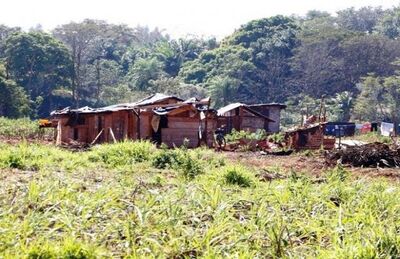 Sítio invadido por índios nos arredores da reserva de Dourados