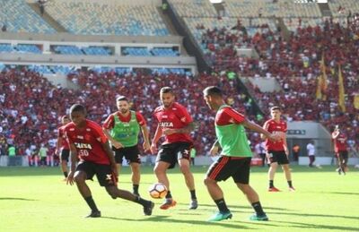 Flamengo treinou com a presença da torcida no Maracanã