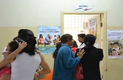 Fila para a vacinação em posto de saúde de Campo Grande