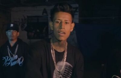 O rapper mexicano QBA em cena do clipe da música ‘La Muerte No Tiene Horario’