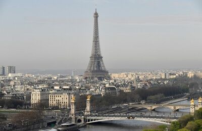 Visão panorâmica da Praça da Concórdia com a Torre Eiffel ao fundo