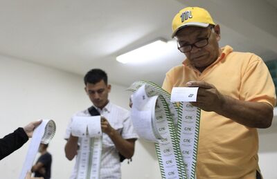 Funcionário verifica votos na eleição presidencial em Caracas