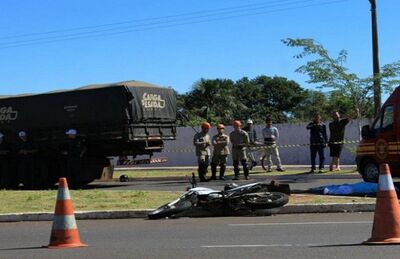 A cena da tragédia na Lúdio Martins Coelho; o caminhão, moto caída e o corpo estendido no chão
