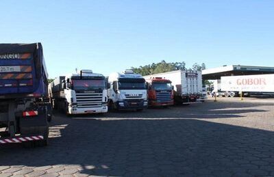 Caminhões parados ontem em postos de Mato Grosso do Sul