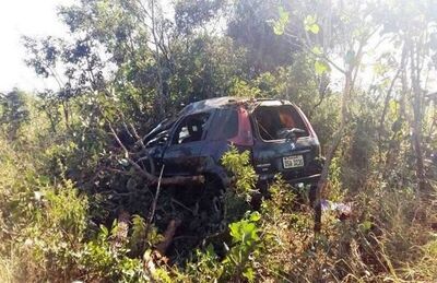 Carro ficou destruído e parou na vegetação às margens da rodovia