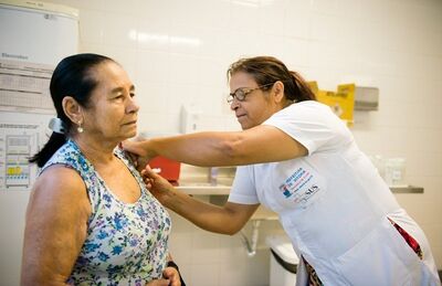 Mulher recebe vacina contra a gripe em Vitória, no Espírito Santo, durante a campanha de imunização em 2018