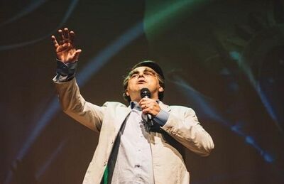 Carioca no palco como o personagem Bolsonabo, o último a entrar em cena.