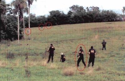 Imagem anexada ao processo mostra policiais armados contra indígenas