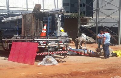 Bombeiro socorrendo trabalhador em construção de de cooperativa de crédito