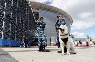 Agentes russos fazem segurança do lado externo do estádio do jogo entre Egito e Uruguai