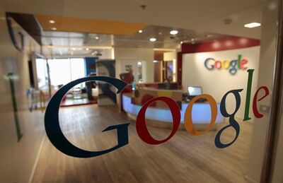 Logotipo do Google estampa parede do escritório da empresa em Tel Aviv, em Israel.