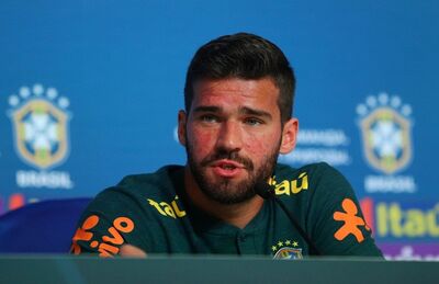 Goleiro Alisson, da seleção brasileira, sofre com problema de pele