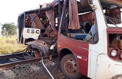 Ônibus ficou destruído com o impacto do trem em MS