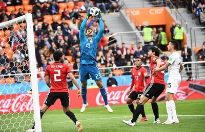Mohamed El-Shenawy em defesa no jogo contra o Uruguai na sexta-feira (15)