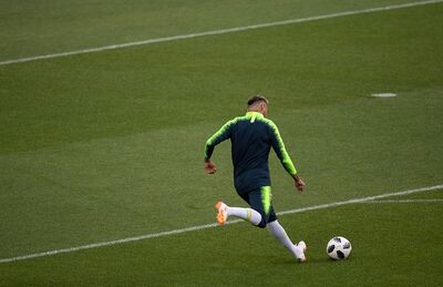 Neymar chuta a bola durante treino da Seleção na manhã desta terça-feira