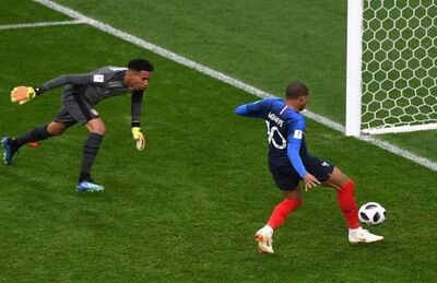 Mbappé prestes a marca o gol que garantiu a vitória e classificação da França