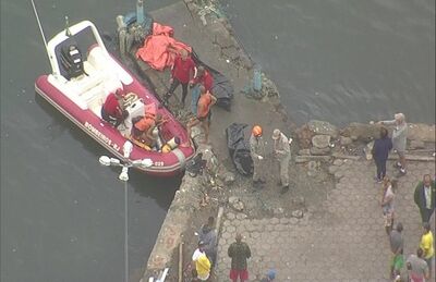 Bombeiros trabalham no resgate de vítimas do naufrágio na Baía de Sepetiba