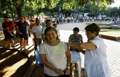Vacinação contra a gripe ainda está disponível. Grupo formado por idosos atingiu meta