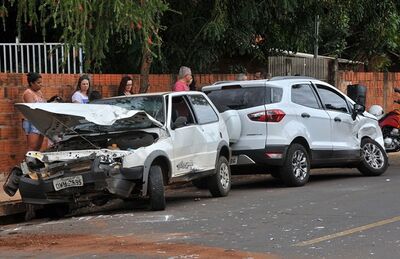 Veículos colidiram em cruzamento de ruas na Vila Nossa Senhora das Graças