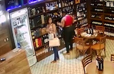 Irmãs roubam garrafas de vodca em mercado e pai leva filhas para delegacia após polícia divulgar imagens