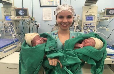 Pediatra com os dois bebês após parto em Porto Velho