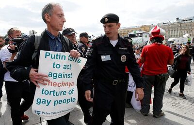O ativista britânico Peter Tatchell foi preso nesta quinta-feira (14) em Moscou após protestar contra tortura a gays na Chechênia
