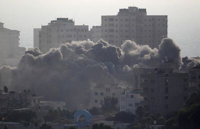 Fumaça cobre prédio depois de bombardeio israelense em Gaza