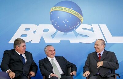 Os ministros Carlos Marun (à esquerda) e Eliseu Padilha (à direita) conversam com o presidente Michel Temer durante cerimônia no Palácio do Planalto.