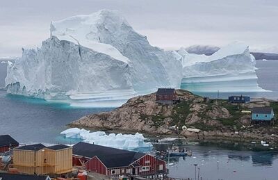 Iceberg gigante é visto na quinta-feira (12) próximo ao vilarejo de Innaarsuit, na Groenlândia (