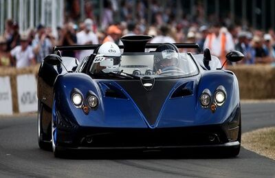 Horacio Pagani dirige o Zonda HP Barchetta em Goodwood