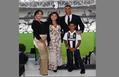Cristiano Ronaldo, acompanhado da namorada, da mãe e do filho, após sua apresentação na Juventus, na última segunda-feira