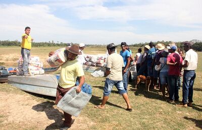 Famílias receberam cestas básicas e água potável