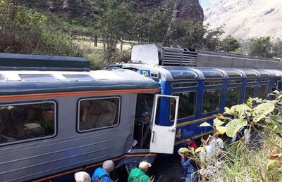 Passageiros observam trens que colidiram nesta terça-feira (31) em estrada que dá acesso a Machu Picchu, no Peru