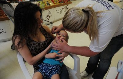 Não levar o filho para vacinar pode render sanções aos pais
