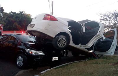 Após batida, um carro ficou sobre o outro  (Foto: David Melo/TV Morena) Após batida, um carro ficou sobre o outro